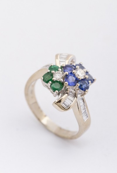Wit gouden strik ring met saffier, smaragd en briljanten