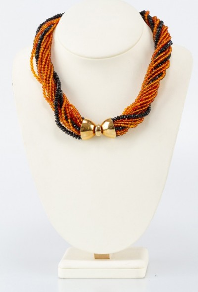 Barnsteen en onyx collier met een gouden sluiting