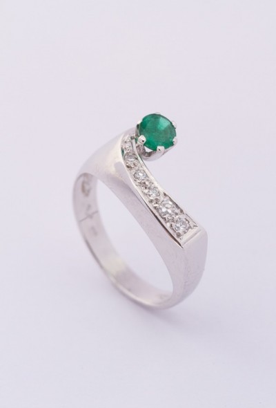 Wit gouden ring met een smaragd en diamanten