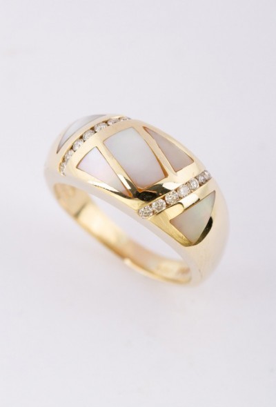 Gouden ring met parelmoer en briljanten