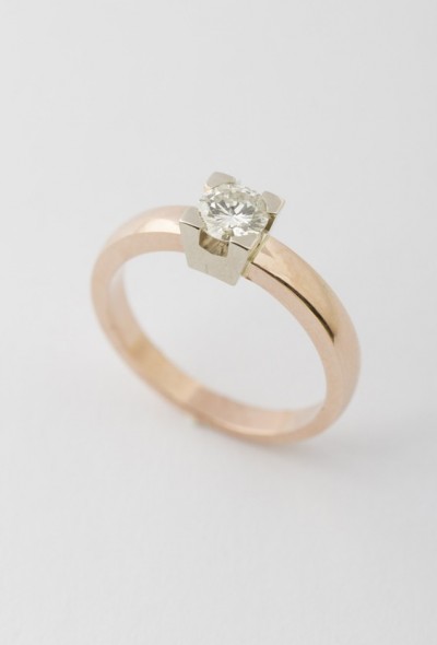 Wit/rosé gouden solitair ring met briljant 0.46 ct.