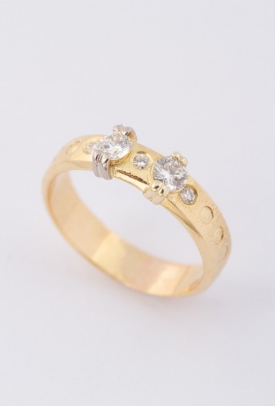 Gouden ring met 5 briljanten. Totaal ca. 0.54 ct.