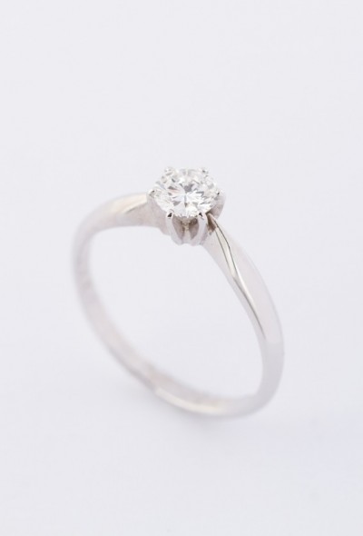 Wit gouden solitair ring met een briljant van ca. 0.38 ct.