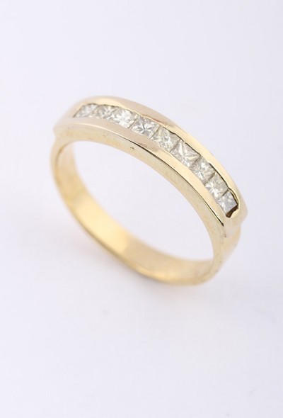 Gouden rij ring met prinses geslepen diamant