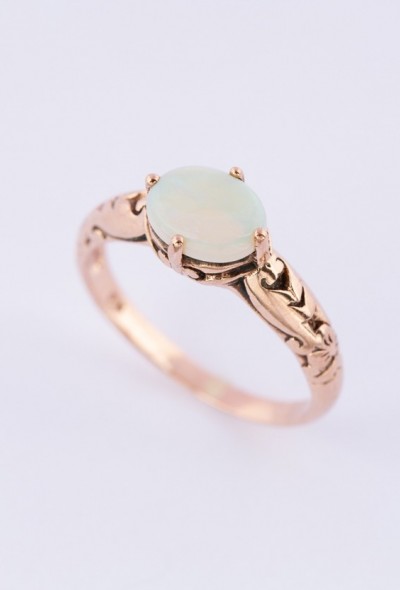 Engelse band ring met een opaal