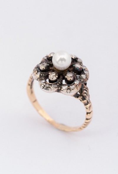 Entourage ring met diamanten en cultive parel