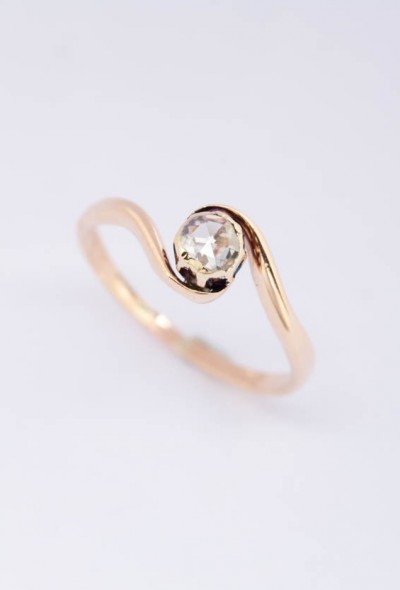 Antieke gouden slag ring met een diamant