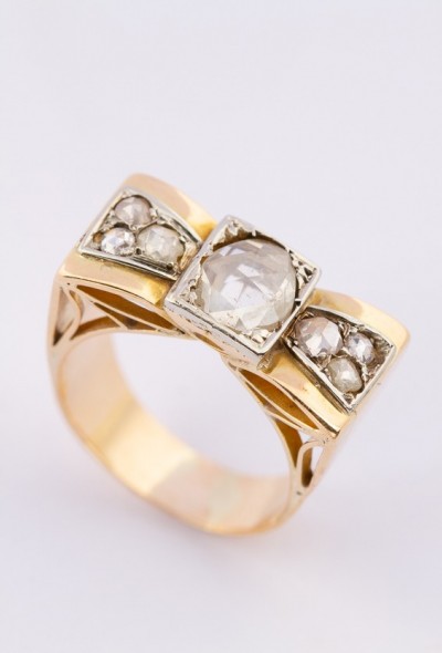 Gouden demodé (retro) strik ring met diamanten