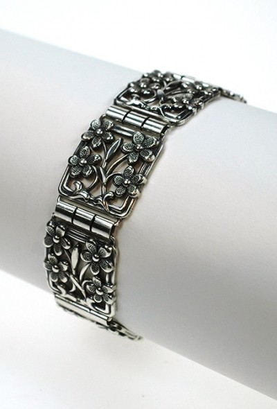 Zilveren armband met bloemmotieven.