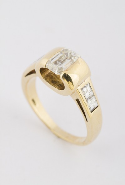 Gouden ring met grote diamant (smaragd slijpsel)