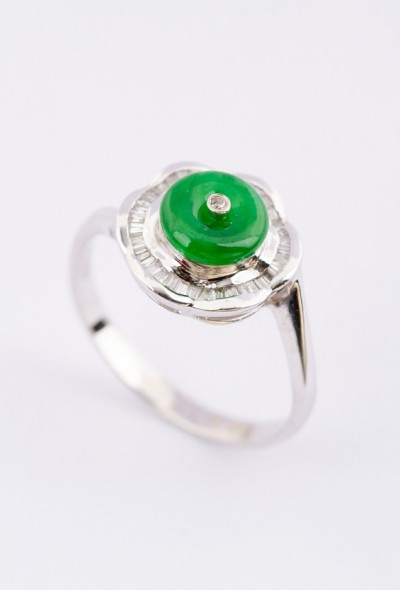 Wit gouden ring met jade, briljant en baguette geslepen diamanten
