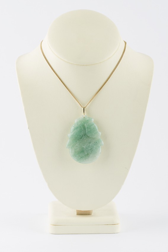 Jade hanger aan gouden collier