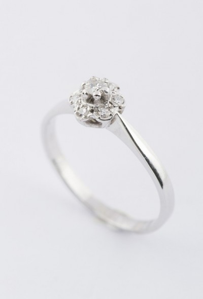 Wit gouden entourage ring met briljant en diamant